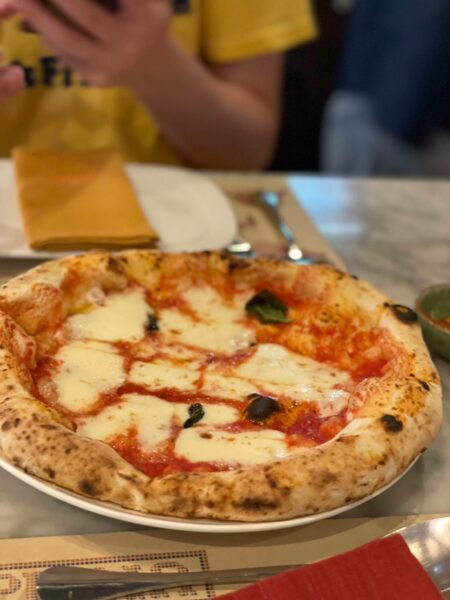 Peppina Pizza 曼谷最好吃的披薩 瑪格麗塔 : 聖馬扎諾番茄、莫札瑞拉起司或牛乳製莫扎瑞拉乳酪、帕瑪森起司和羅勒。